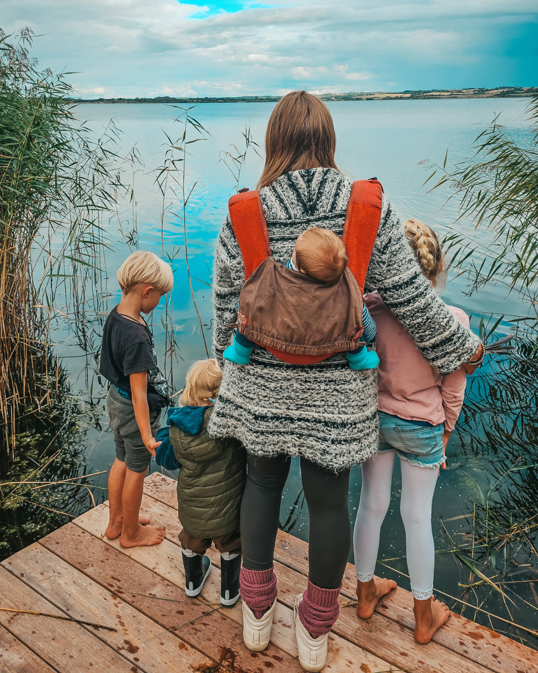 Eileen Kraus mit ihren vier Kindern am Wasser
