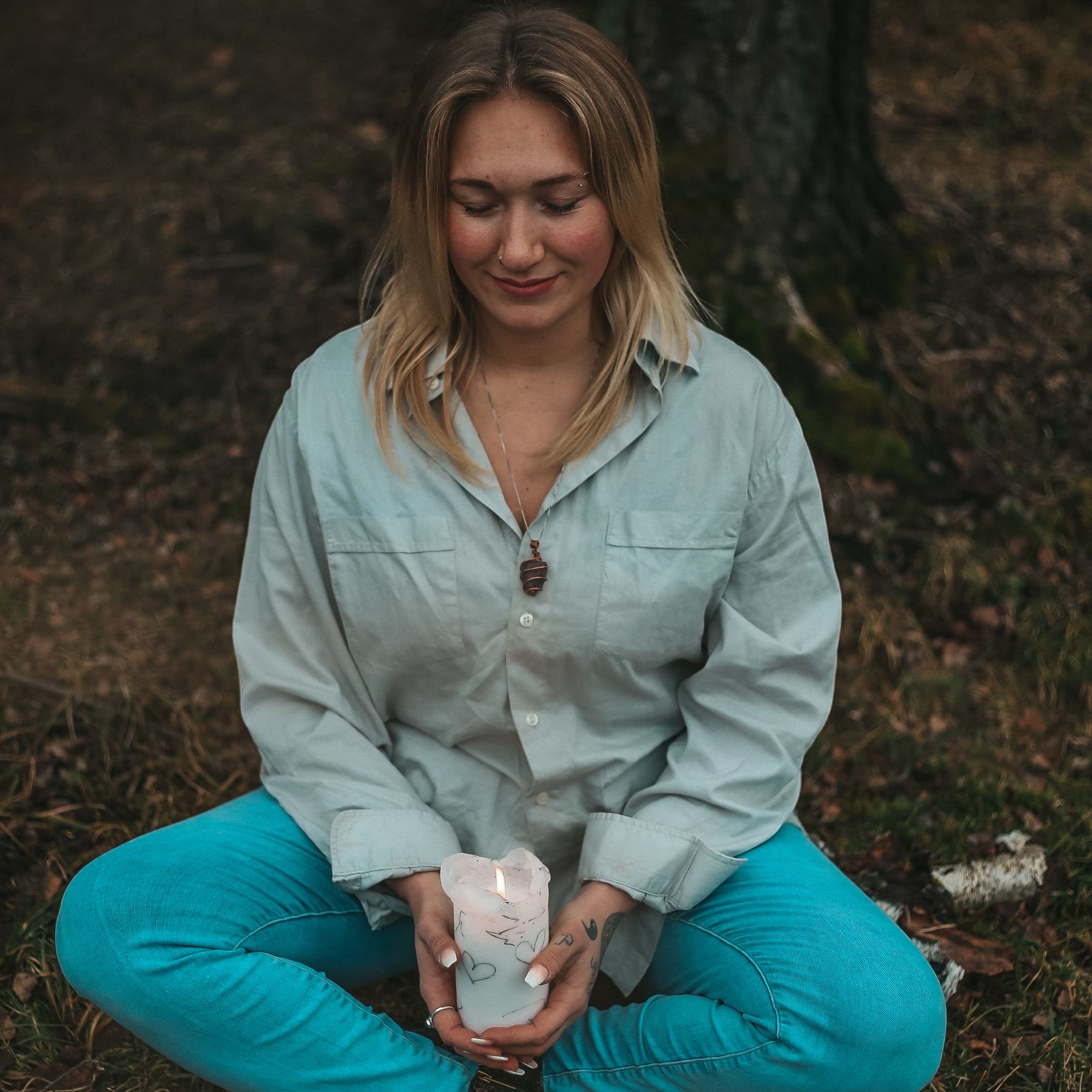 Eileen Kraus bei einer ruhigen spirituellen Arbeit