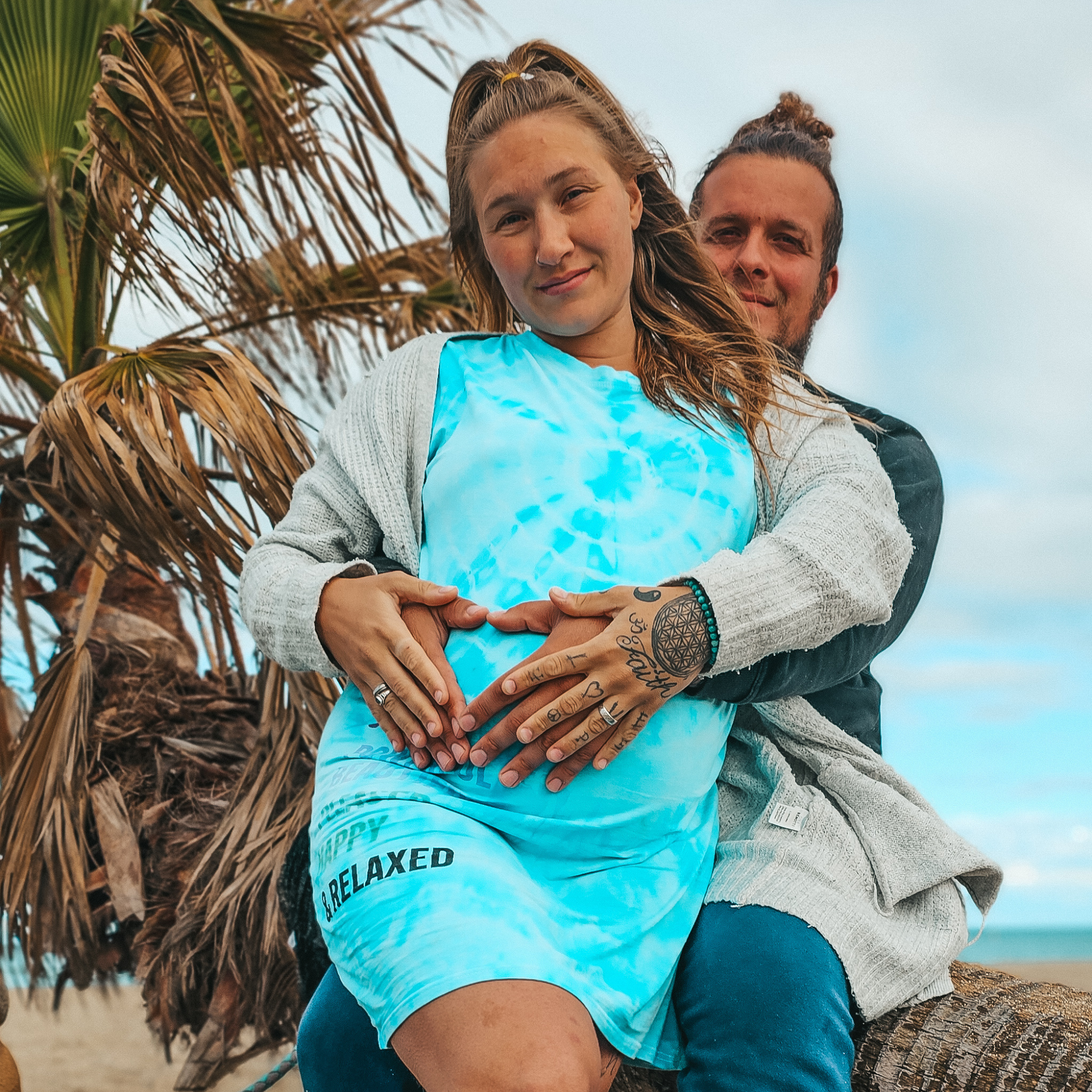 Eileen Kraus und Marco am Strand während einer Schwangerschaft