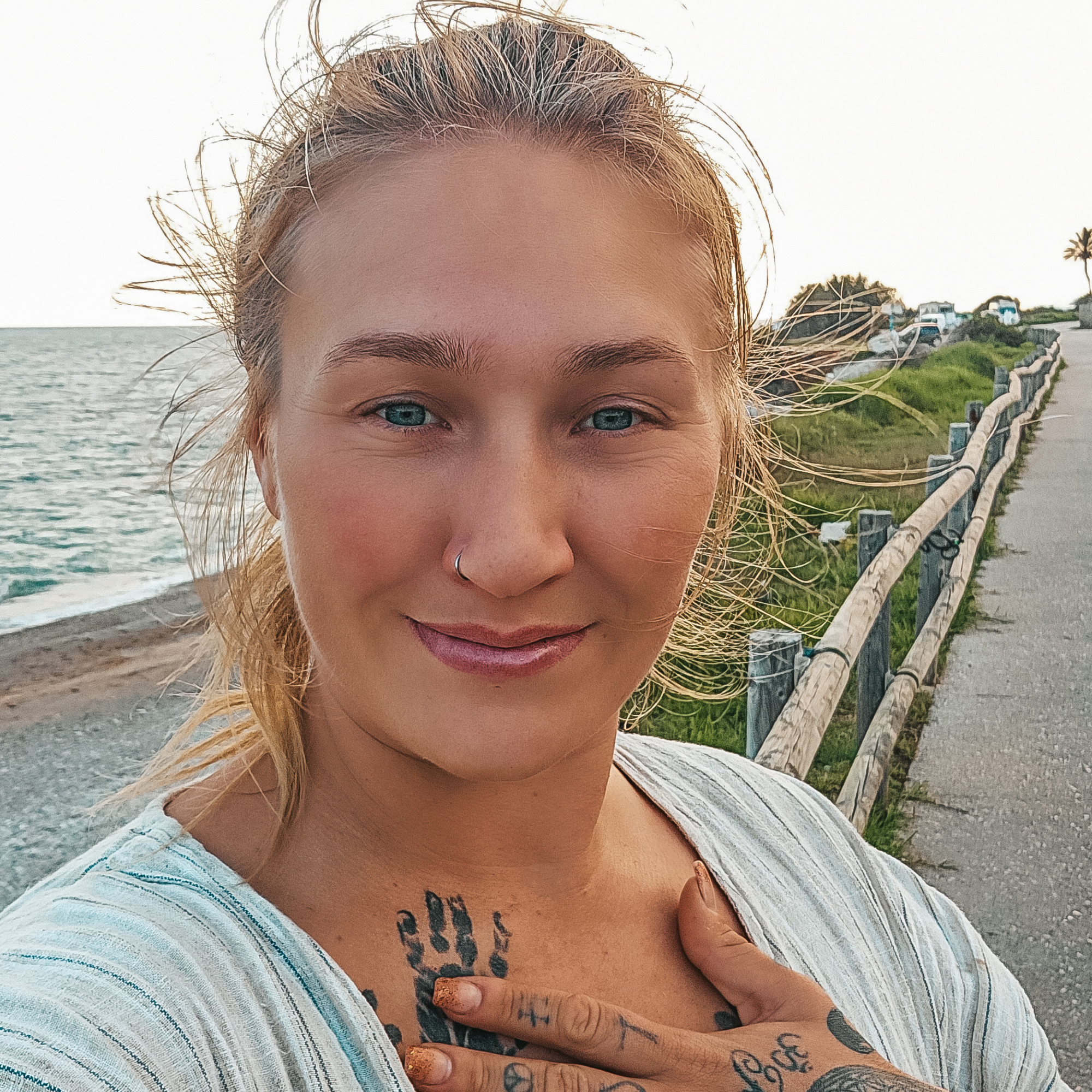 Strategiegespräch Freiheitspfad mit Eileen Kraus am Meer