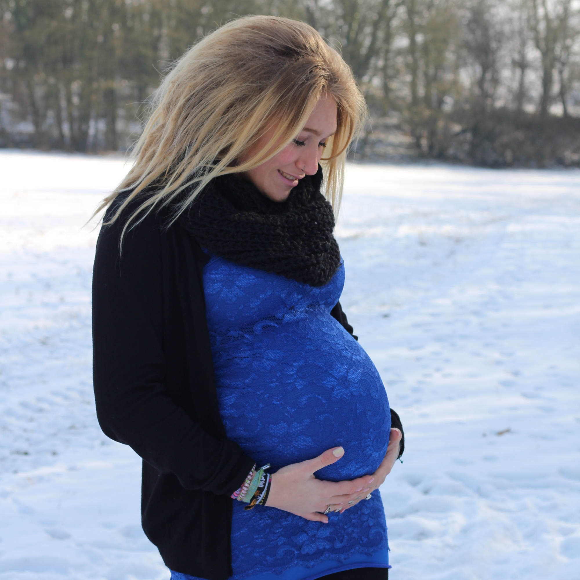 Eileen Kraus schwanger mit ihrer ersten Tochter im Schnee