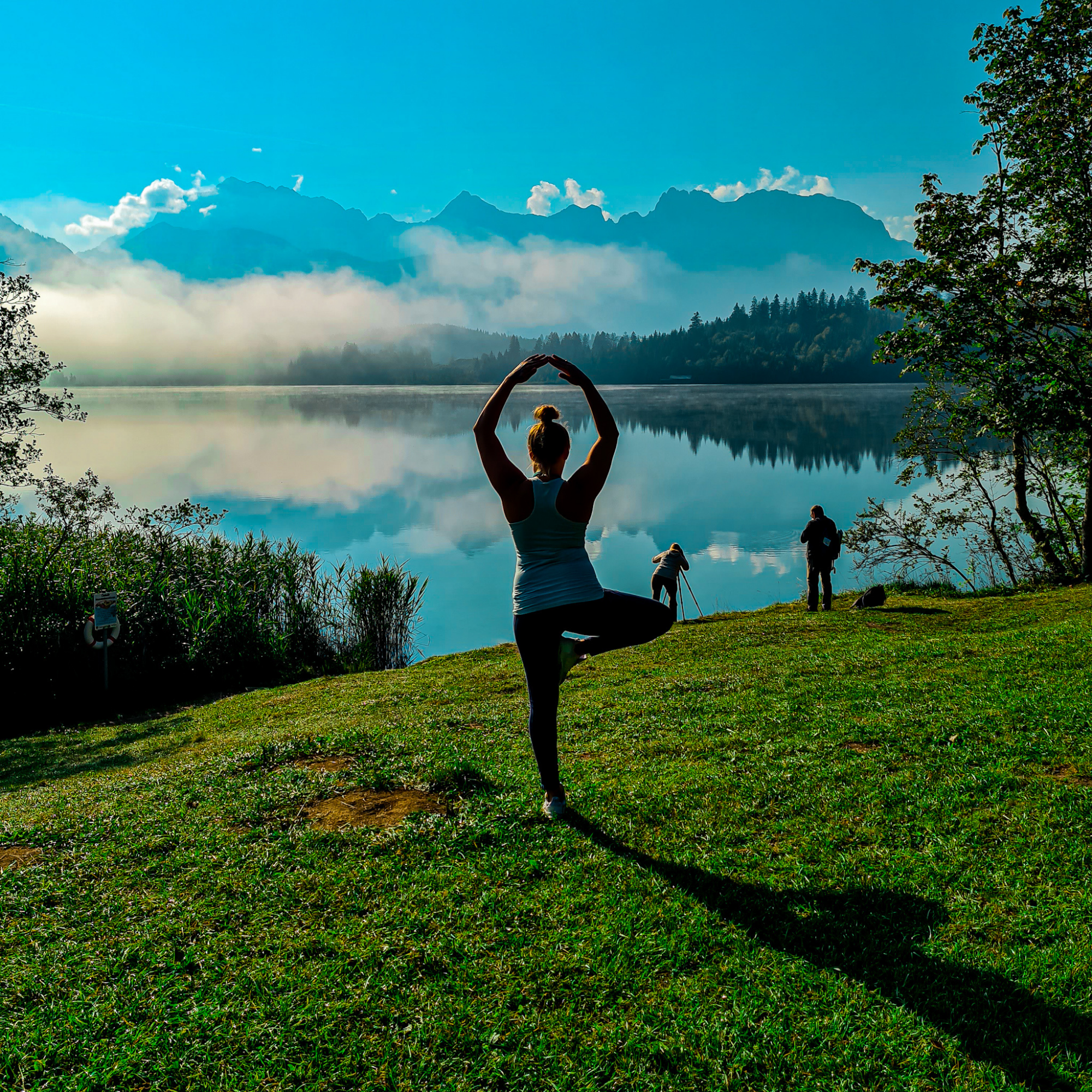 Eileen Kraus beim Yoga in einer naturverbundenen Berglandschaft